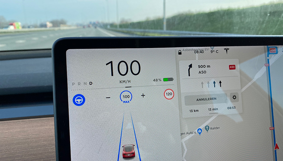Tesla met 100 kilometer per uur