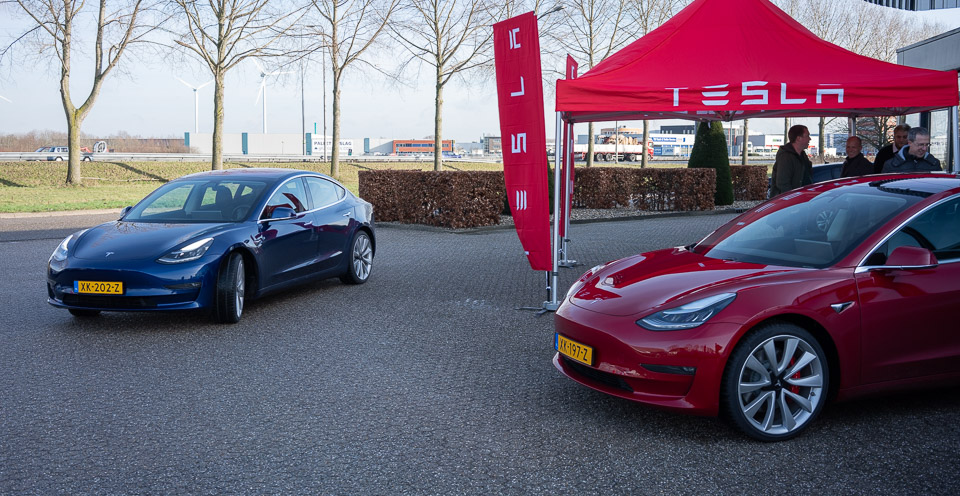Tesla Model 3 - Rood en Blauw