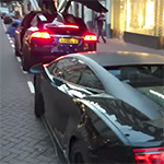 Model X troeft Lamborghini af in de PC Hooftstraat